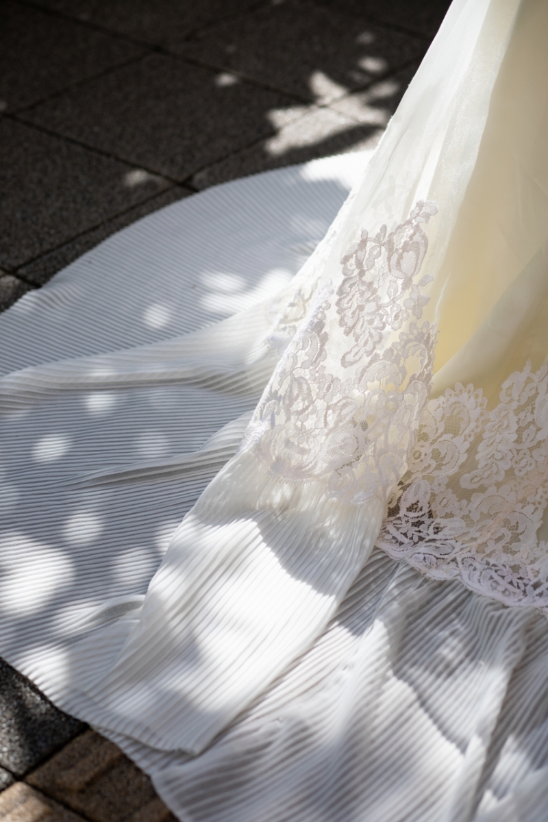 ドレスに映る木漏れ日を