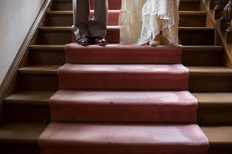 階段をおりる足元を