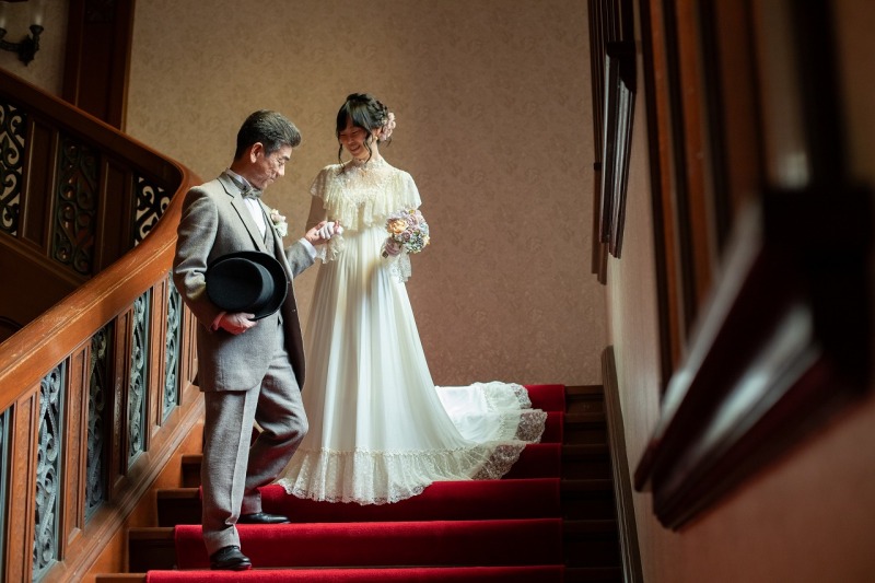 手に手をとって