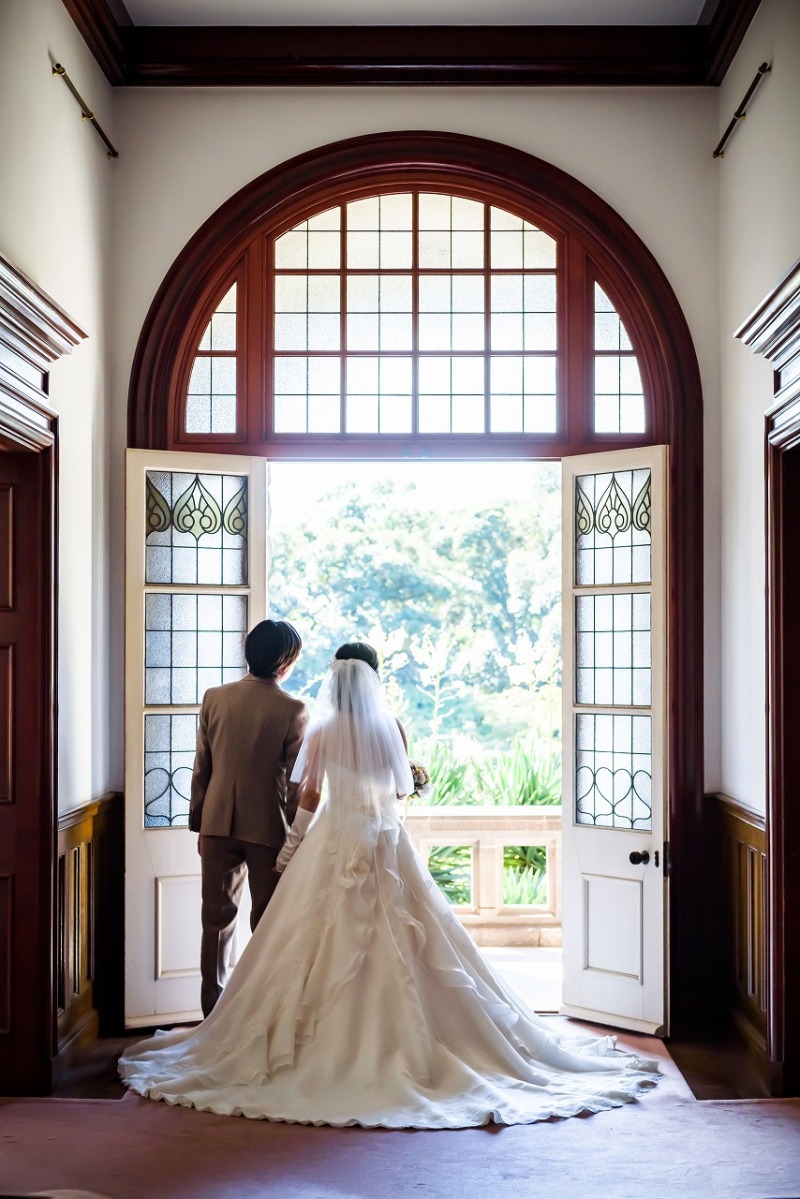 扉の外には豊かな緑