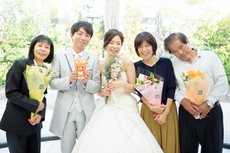 花束をプレゼントして記念撮影！