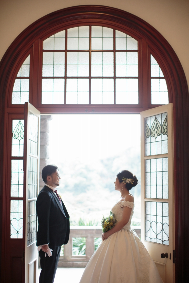 オフショルダーのウエディングドレス