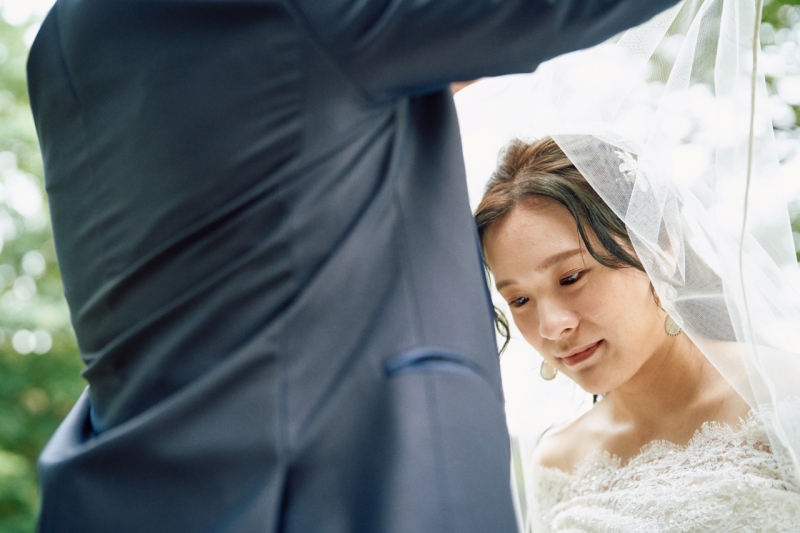 緑の中でベールアップ