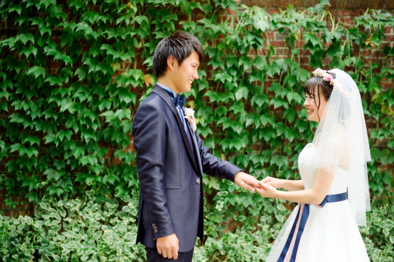 ツタが絡まるレンガの壁