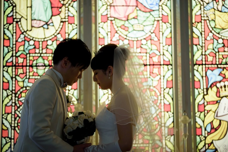 ステンドグラスの教会でロマンチックに