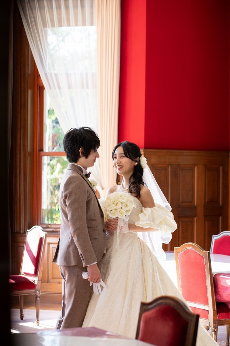ウエディングドレスと赤いお部屋のコントラスト