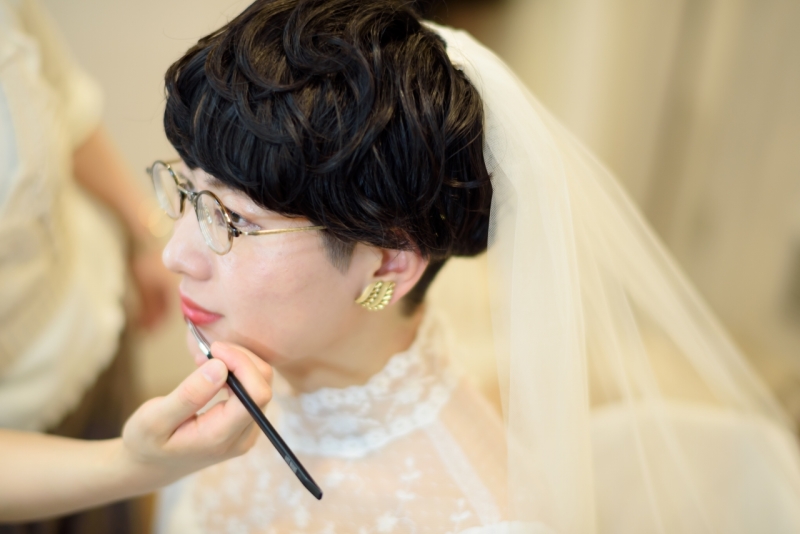 ショートカットに眼鏡の花嫁さま。とってもお洒落