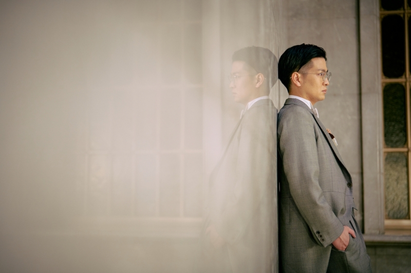 壁に映るご新郎様