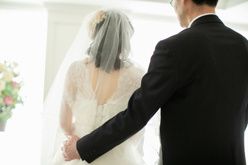 後ろ姿も繊細なウエディングドレス