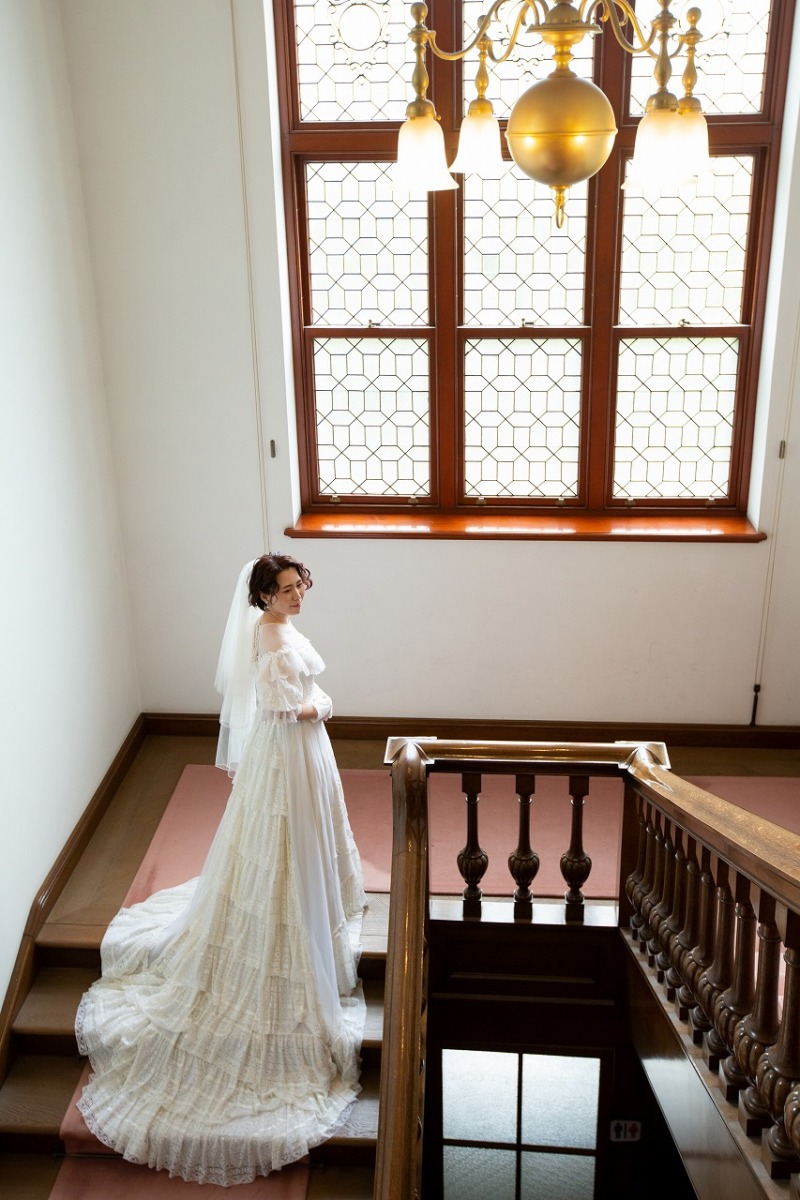 大階段とヴィンテージドレス