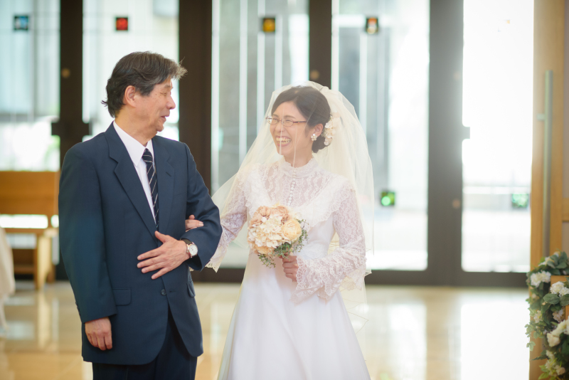 お父様とバージンロードを歩くシーン