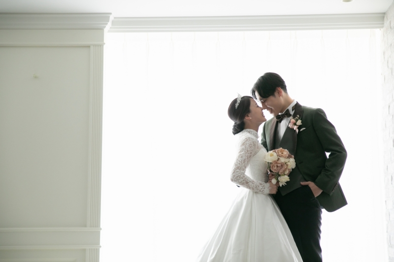 長袖のウエディングドレスも素敵です