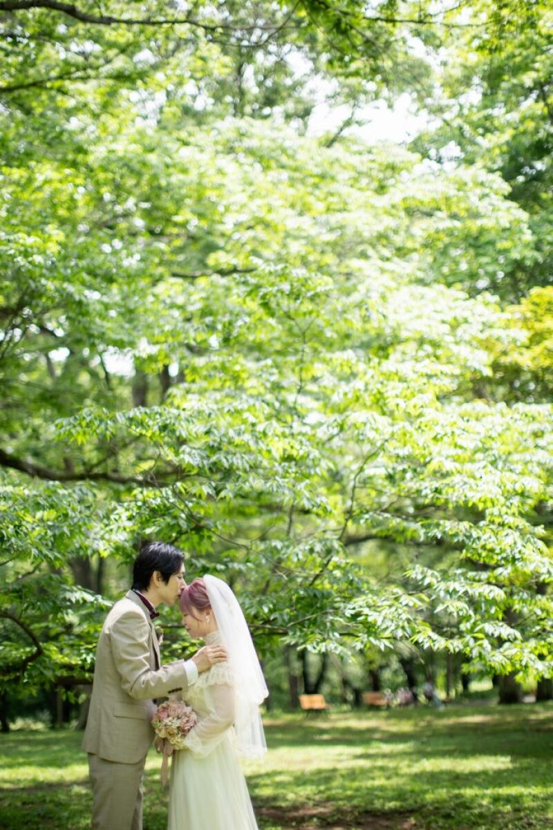 緑の中でキスシーン