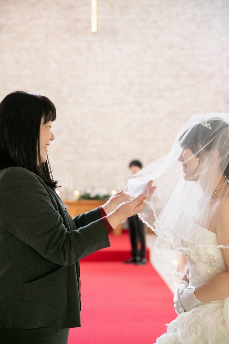 お母様にベールアップのお手伝い