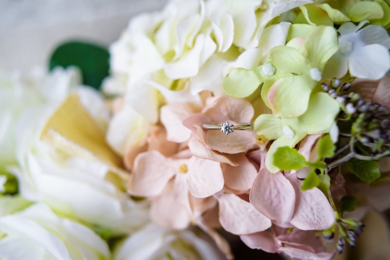 ブーケの中に指輪を忍ばせて
