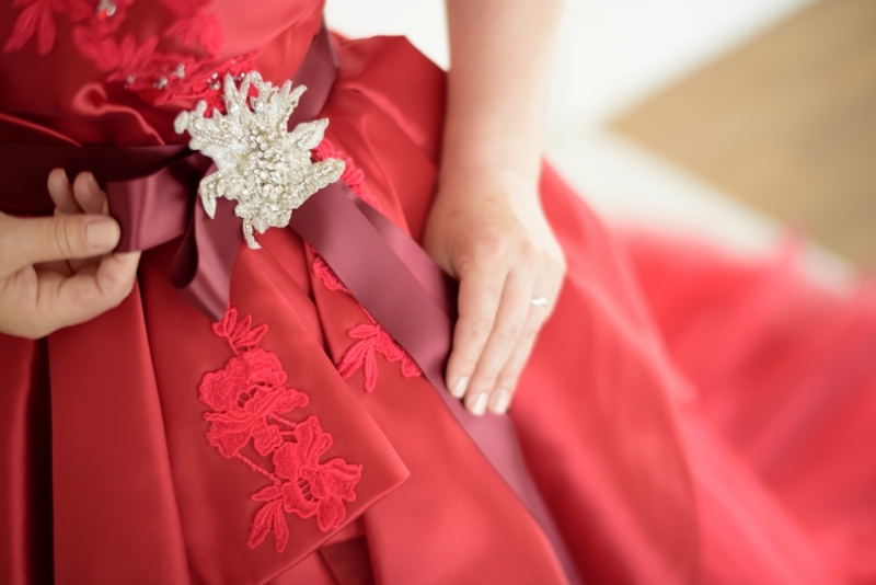 深紅のカラードレスにお着替え