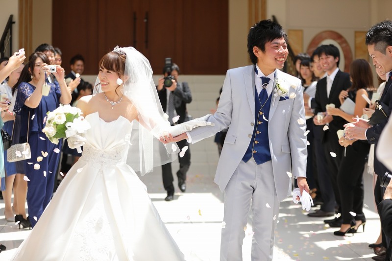 フラワーシャワーではじける笑顔！