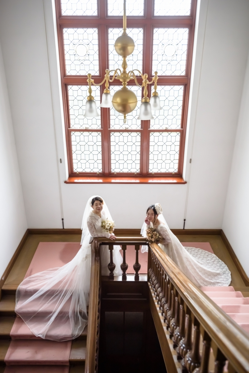 大階段でトレーンを広げて