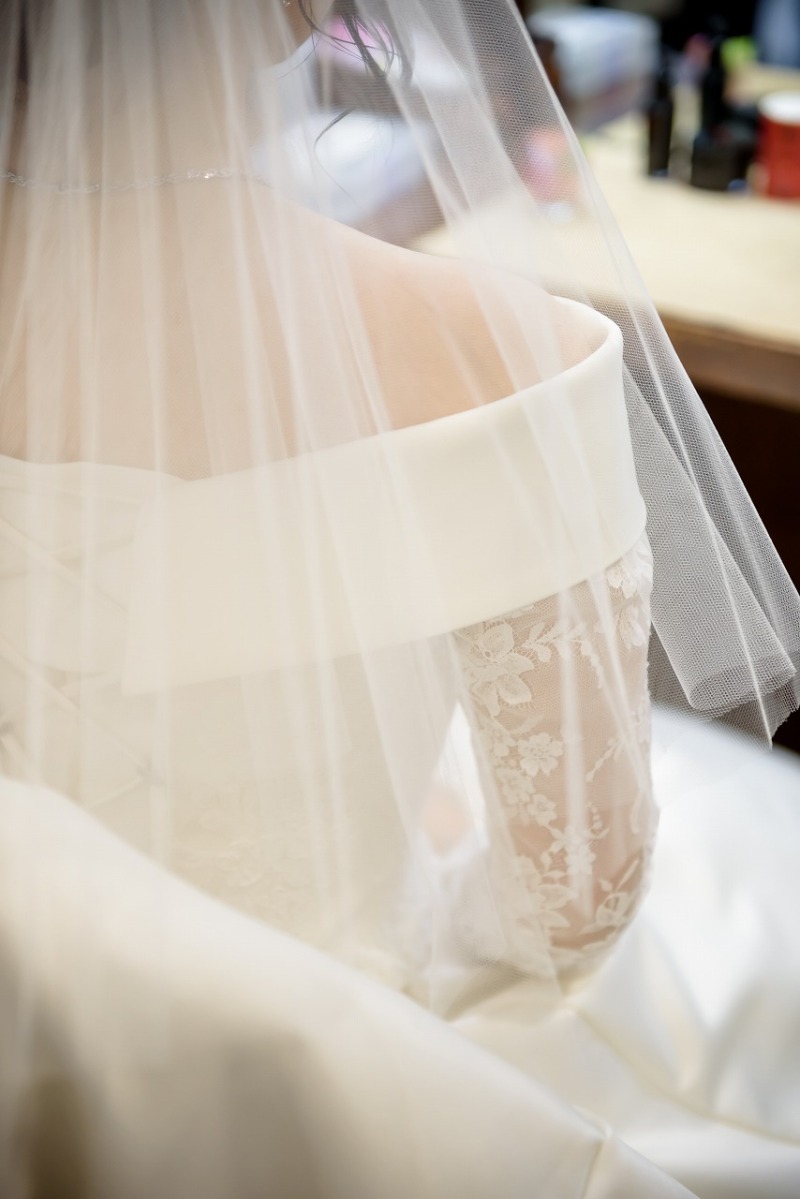 オフショルダーにレースのお袖のついたドレス