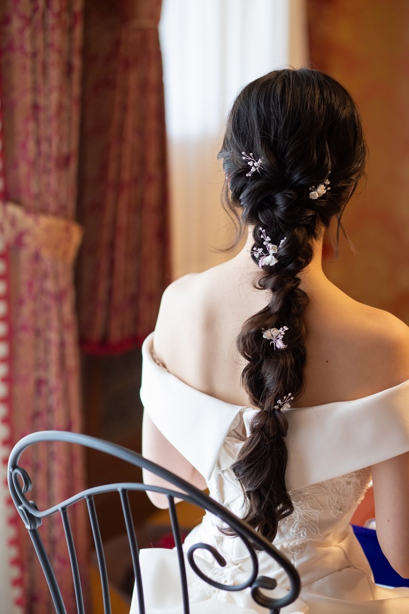 三つ編みに小花を散らしたヘアスタイル