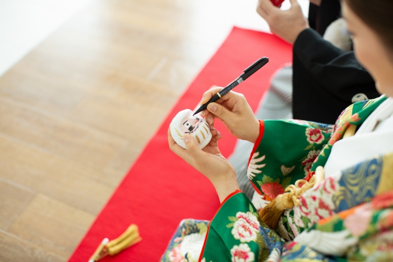 お持ちいただいただるまに目入れ