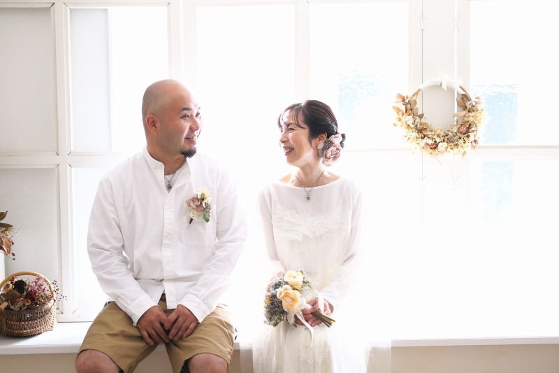 大きな窓から光が降り注ぐスタジオ