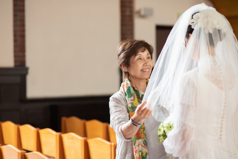 お母様にベールダウンのお手伝いを