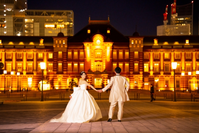 東京駅をバックに