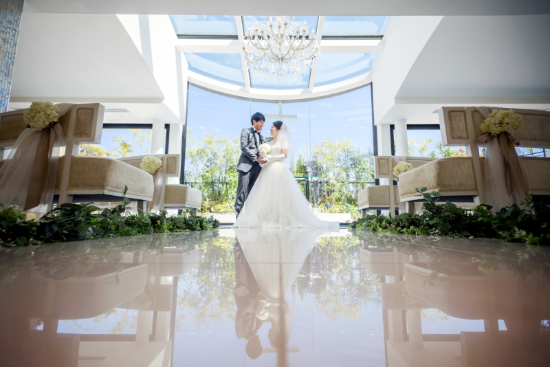 明るいチャペルでフォトウエディング