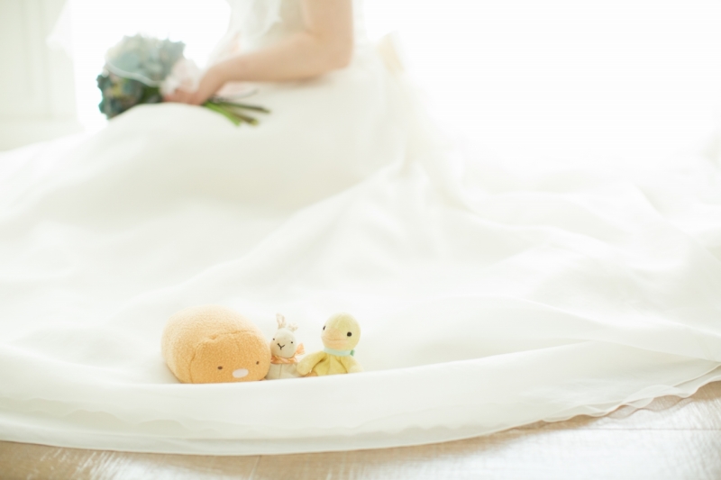 ドレスの上にぬいぐるみをちょこんと乗せて