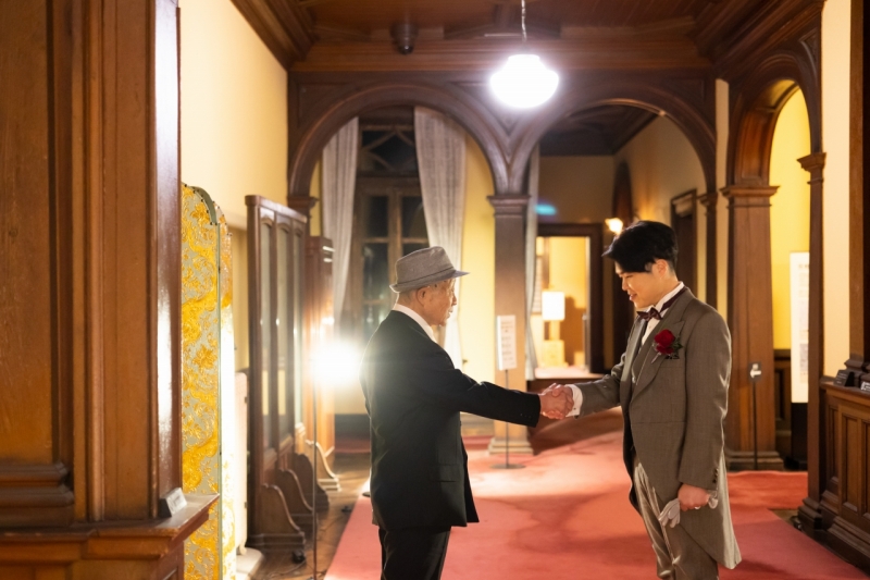 お父様との握手シーン