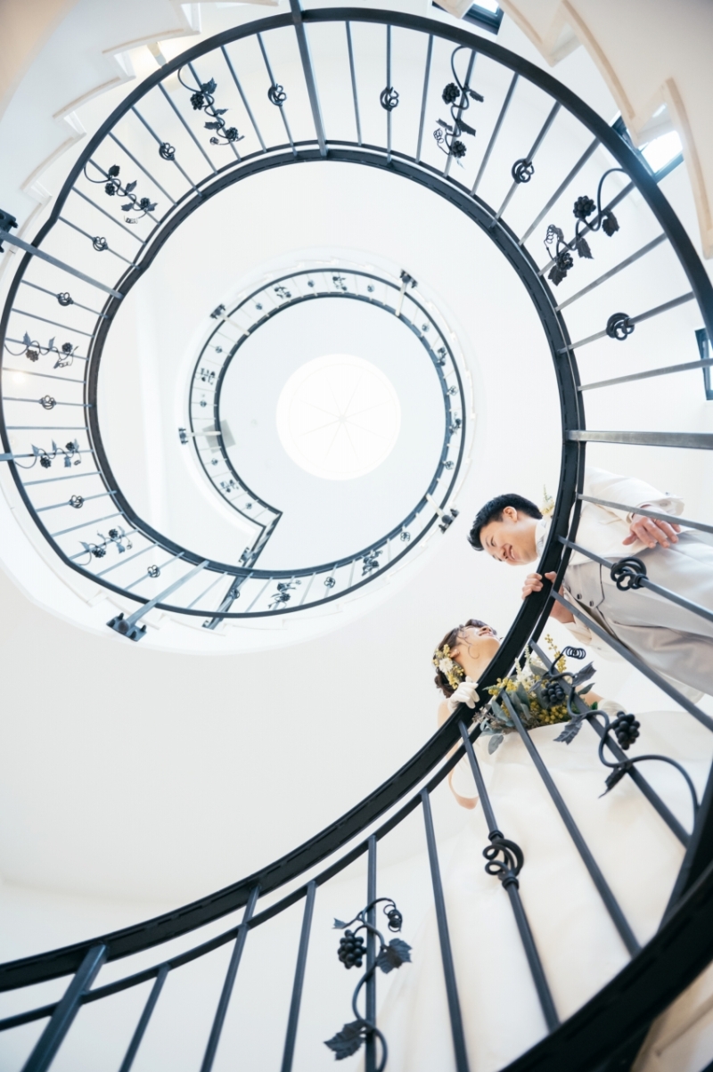 天井まで続く大きならせん階段