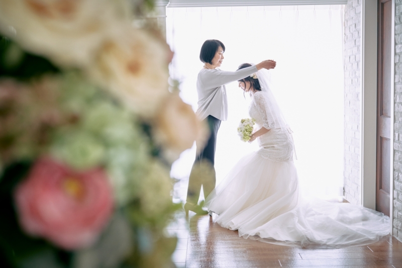 お母様にベールダウンのお手伝い