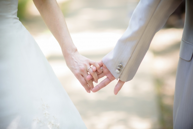 手と手をつないだアップも