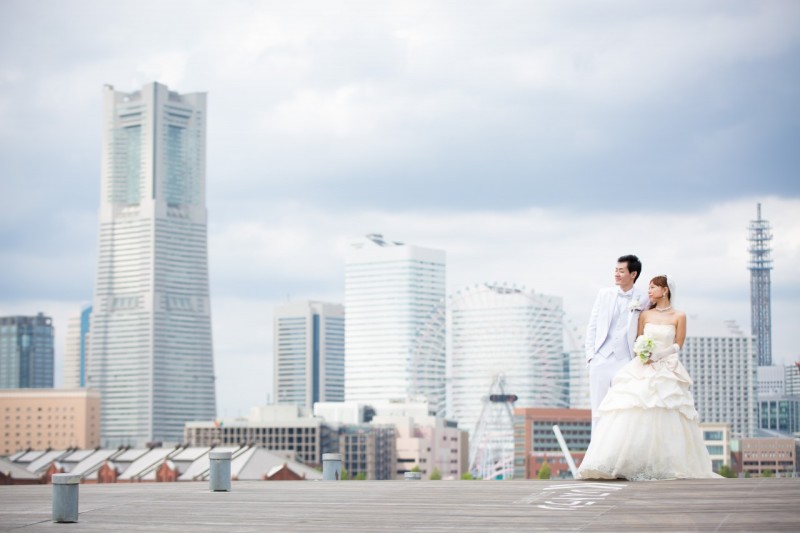 スケール感のある横浜の街並みを背景に