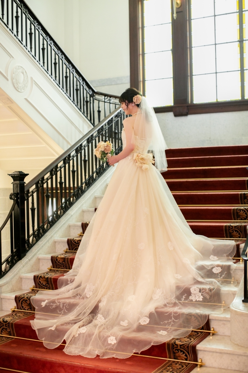 大階段に広がるレース