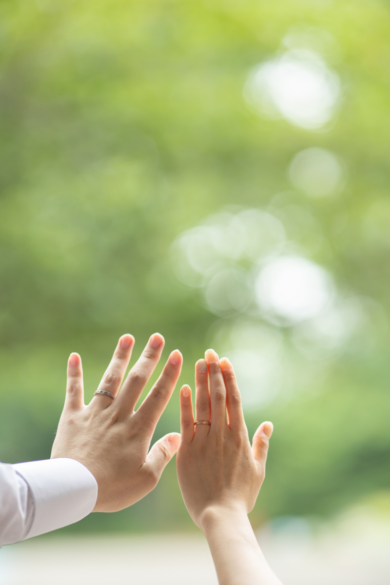 指輪をはめたお手元を並べて