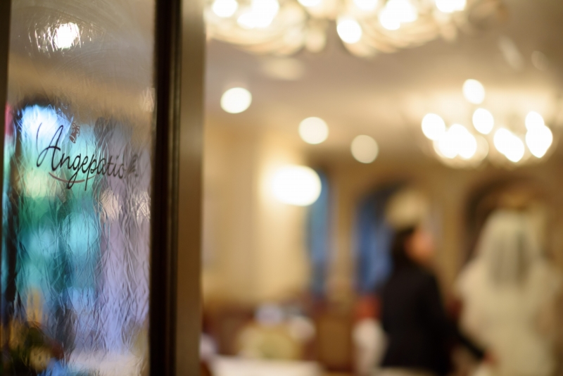 撮影場所はアンティークな雰囲気のアンジェパティオ