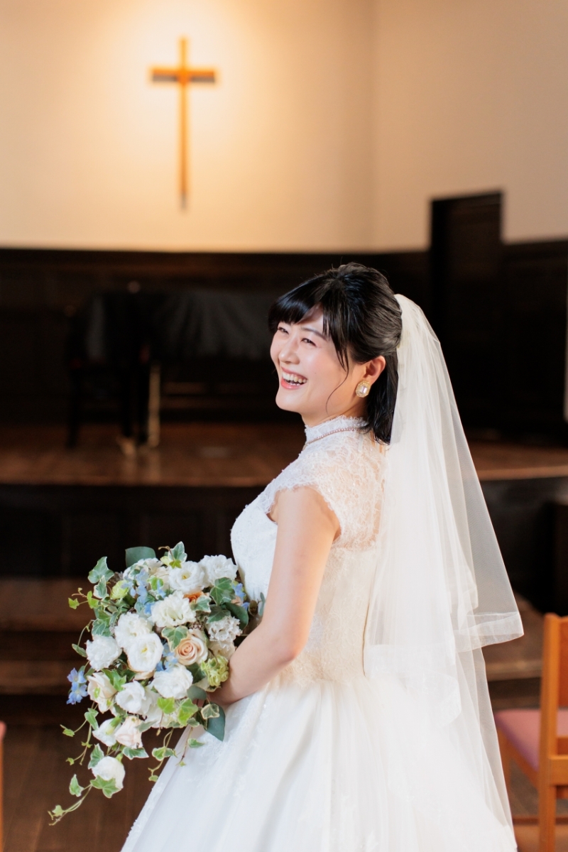 首周りのレースが美しいドレス