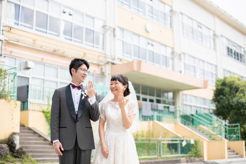 校舎をバックにお披露目シーン
