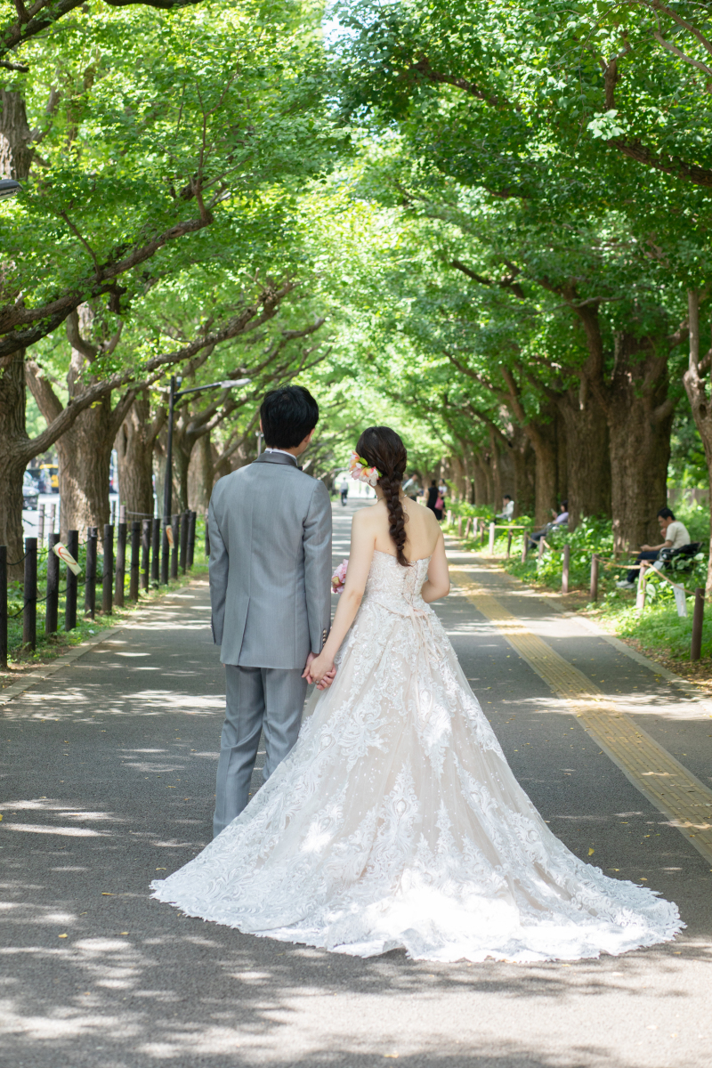 緑たっぷりの背景に白いドレスが映えます★