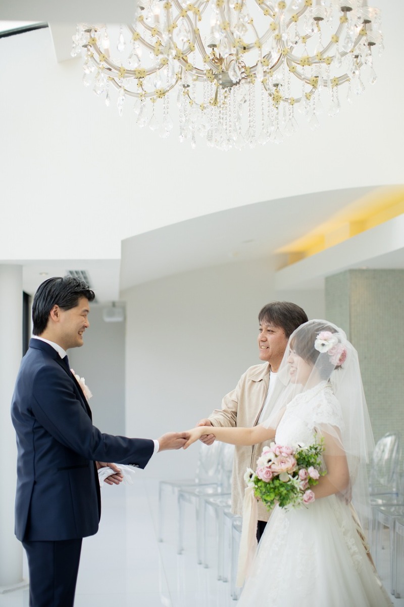 お父さまも参加して挙式風の撮影を