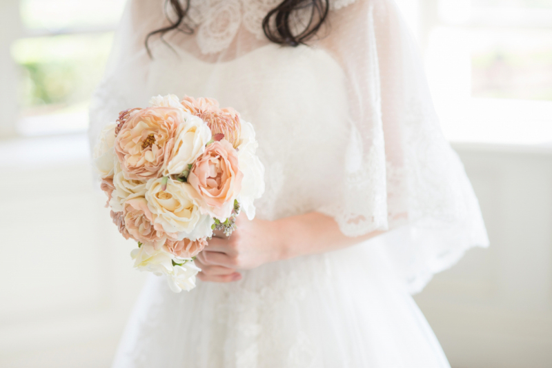 レースのボレロが洋館とマッチ！