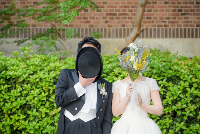 ハットとブーケでお顔を隠して