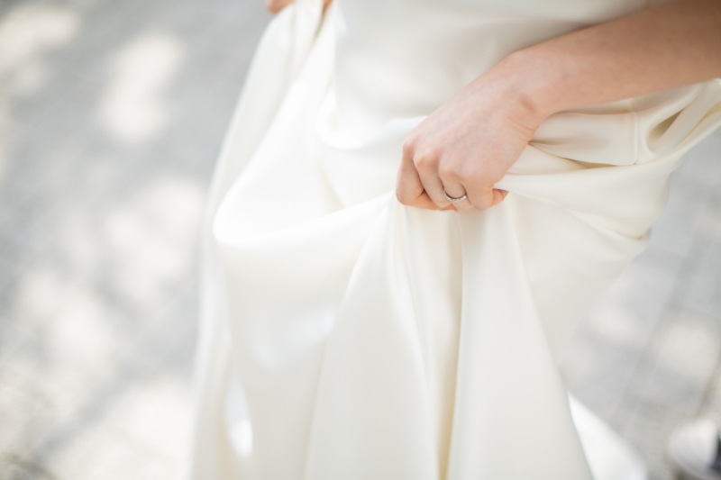 木漏れ日に輝くドレス