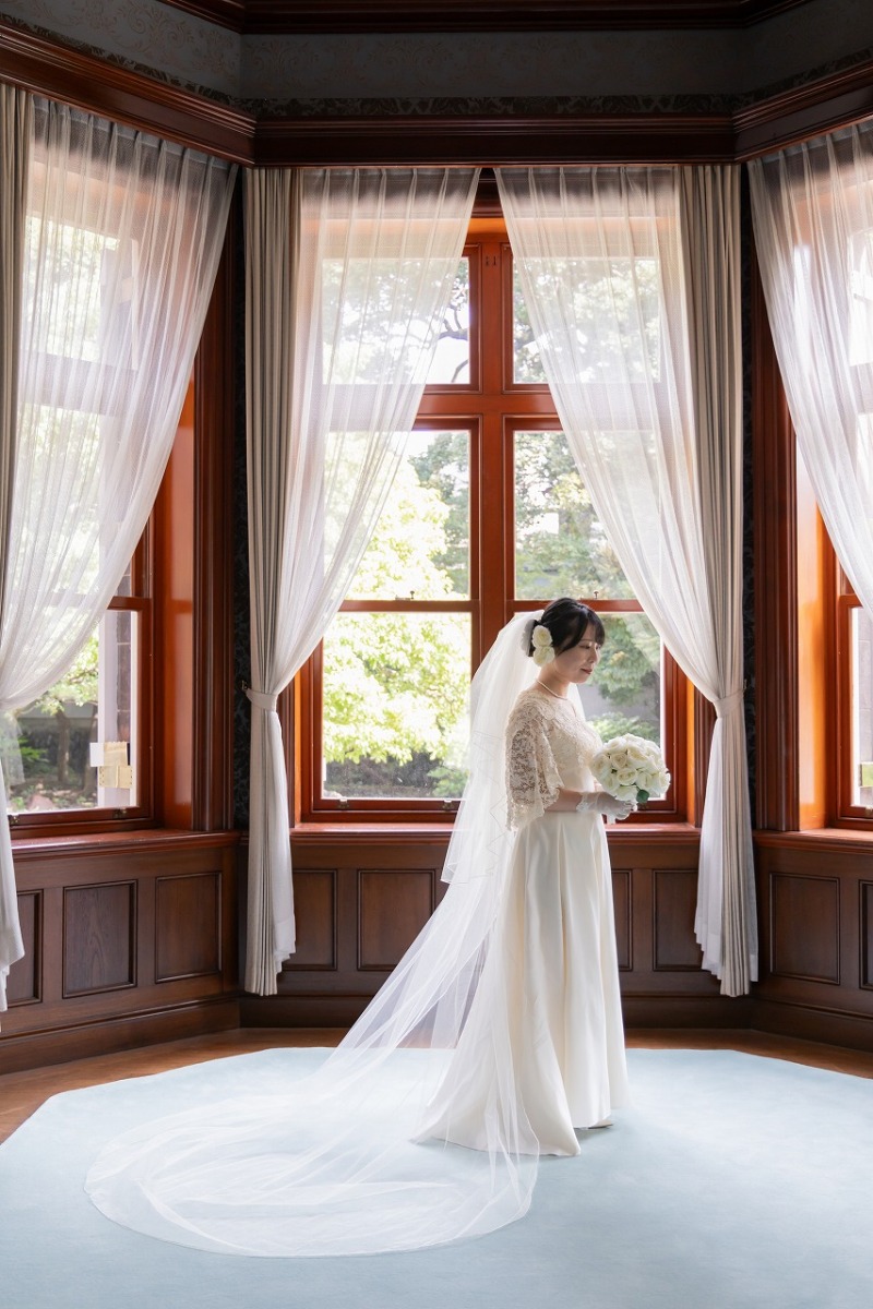 軽やかなドレスに合わせるロングトレーン