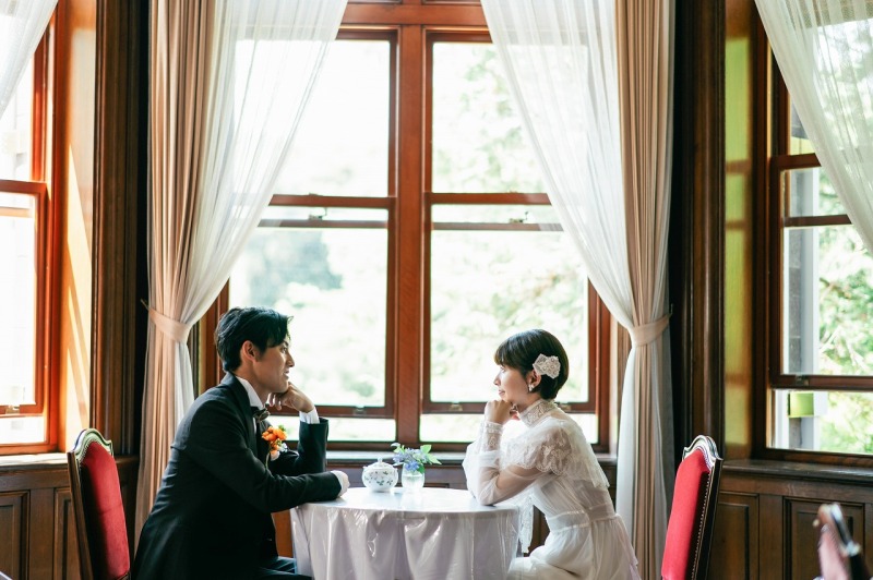 椅子に座ったショットも素敵