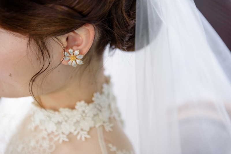 かわいいお花のイヤリングをポイントに
