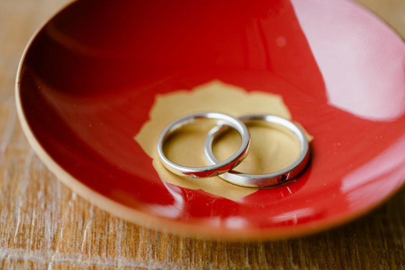 赤い杯と結婚指輪