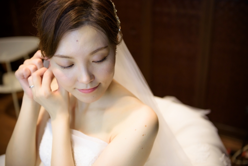 イヤリングをつけて